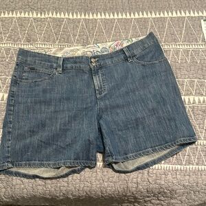 - FF43. Light wash Denim blue jeans. Below waist fit. Lee. Plus sz 20W